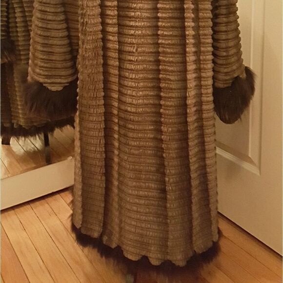 LUXURIOUS SHEARED BEAVER W/ RACOON COLLAR COAT - Picture 4 of 6